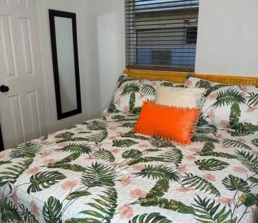 West Little Havana Apartment | Sleeps 3, Casa Tropical in Miami