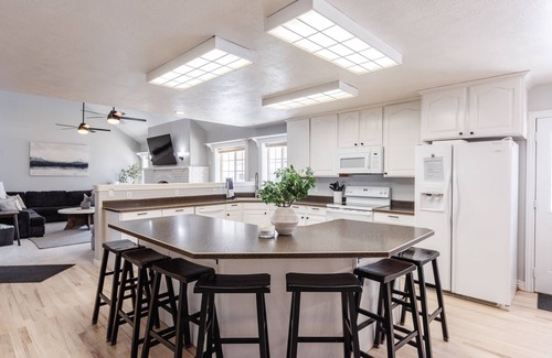 Hurricane House | Sleeps 30- Heated Private Pool, 20 Miles from Zion National Park