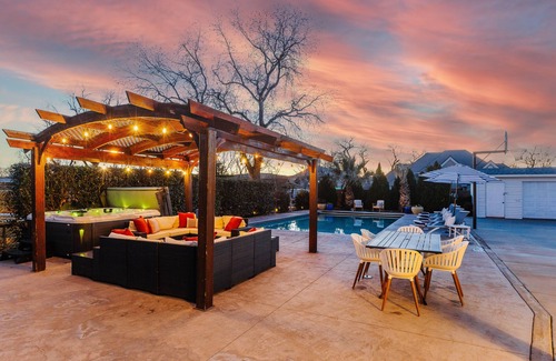 Hurricane House | Sleeps 30- Heated Private Pool, 20 Miles from Zion National Park