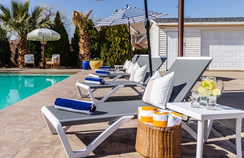 Hurricane House | Sleeps 30- Heated Private Pool, 20 Miles from Zion National Park