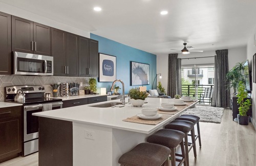 Desert View Village Condo | Sleeps 4 -Golf 》Dine 》Swim 》Shopping》Games》Parking