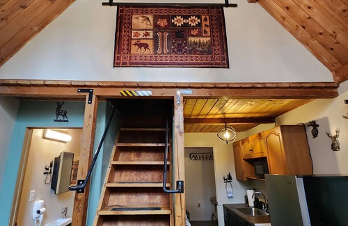 Bear Creek Cottage | Sleeps 4- Private bath