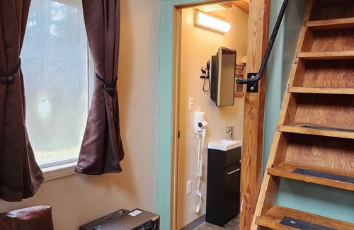 Bear Creek Cottage | Sleeps 4- Private bath