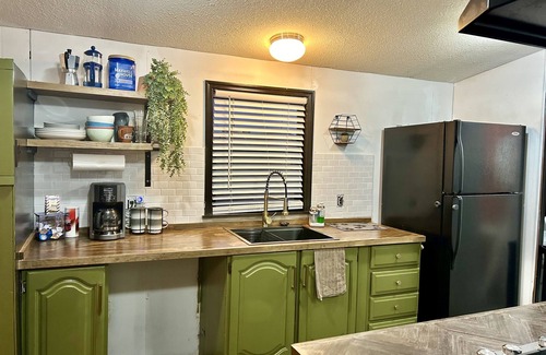 West Odessa House | Sleeps 5 - Pool Table - Basketball Hoop - Fire Pit - Free HBO