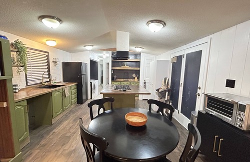 West Odessa House | Sleeps 5 - Pool Table - Basketball Hoop - Fire Pit - Free HBO