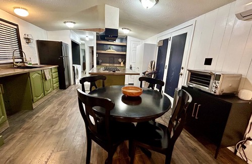 West Odessa House | Sleeps 5 - Pool Table - Basketball Hoop - Fire Pit - Free HBO