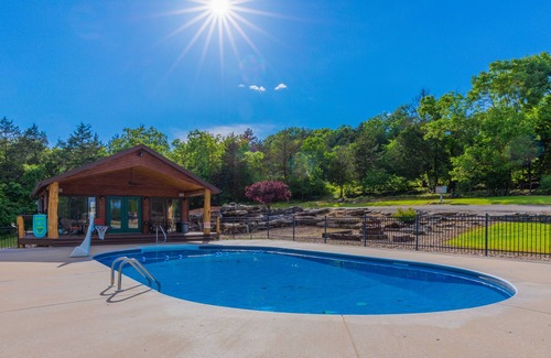 Cassville Condo | Sleeps 5 (unit 4A), pool, next to Big M Marina, 15 min to Roaring River