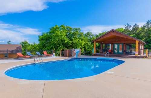 Cassville Condo | Sleeps 5 (unit 4b), pool, next to Big M Marina, 15 min to Roaring River