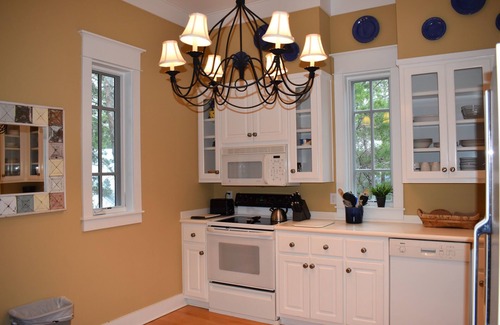 Seaside Cottage | Sleeps 6 in Heart of Seaside, FL! King Primary + 2 Adult Bikes!