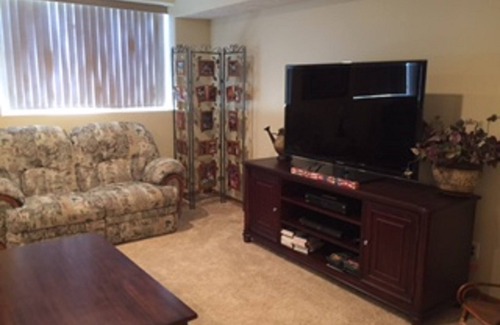 Grand Island House | Sleeps 6 In Nebraska