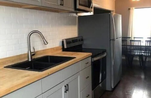 Jefferson House | Sleeps 6. Pets welcome. Wi-Fi. 3 bedroom house