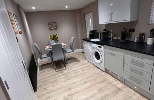 Middleton House | Sleeps 6 - Premier in mattress