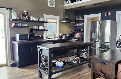 Bozeman House | Sleeps 6 with a hot tub- best views in Bozeman