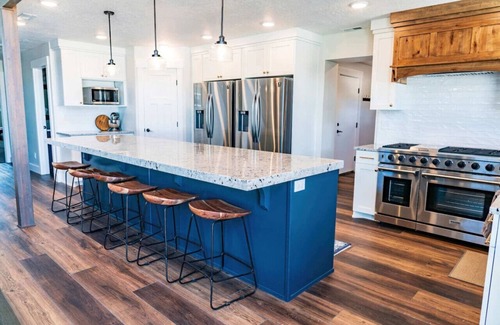 Garden City House | Sleeps 60+! Reunions/retreats! Indoor playground!