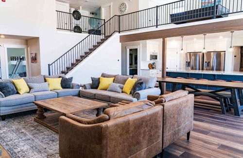 Garden City House | Sleeps 60+! Reunions/retreats! Indoor playground!