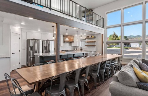 Garden City House | Sleeps 60+! Reunions/retreats! Indoor playground!