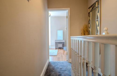 Anfield House | Sleeps 7- Spacious 3 Bed House w Free Parking