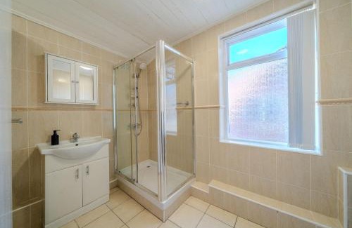 Anfield House | Sleeps 7- Spacious 3 Bed House w Free Parking