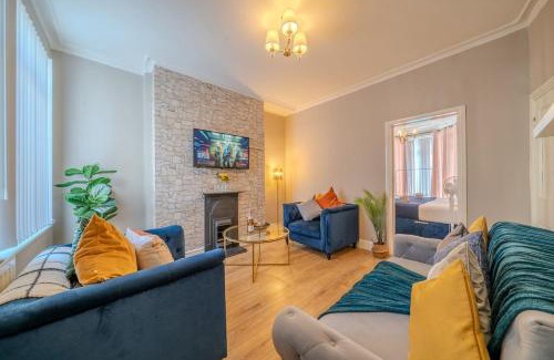 Anfield House | Sleeps 7- Spacious 3 Bed House w Free Parking