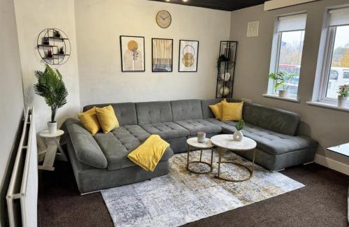Olton Apartment | Sleeps 8 3 BED Parking NEC JLR NIA Airport