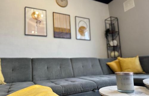 Olton Apartment | Sleeps 8 3 BED Parking NEC JLR NIA Airport