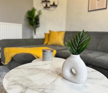 Olton Apartment | Sleeps 8 3 BED Parking NEC JLR NIA Airport