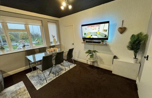 Olton Apartment | Sleeps 8 3 BED Parking NEC JLR NIA Airport
