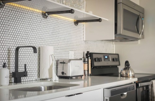 Rutledge Hill House | Sleeps 8 | 4 SoBro Suites Near Bars, Dining & Live Music – by AvantStay