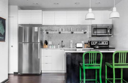 Rutledge Hill House | Sleeps 8 4 SoBro Suites w Kitchens Art Walk to Broadway – by AvantStay