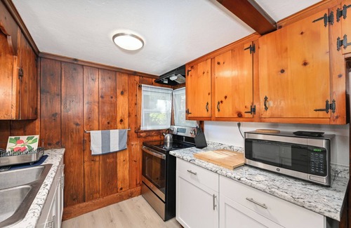 Portage Lakes Cabin | Sleeps 8 + BBQ + AC + Near Lake