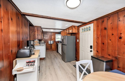 Portage Lakes Cabin | Sleeps 8 + BBQ + AC + Near Lake
