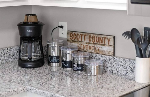 Georgetown House | Sleeps 8. Cozy Bungalow in Downtown Georgetown