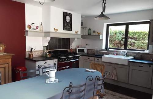 Saint-Jean-Lespinasse Cottage | Sleeps 8, swimming pool, view, classified 4*