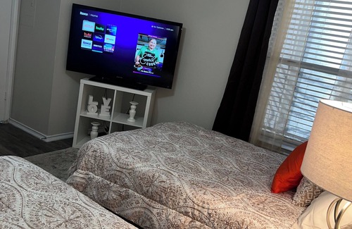 North Arlington Apartment | Sleeps 8 - Free Parking - Minutes to Stadiums - Arlington Entertainment District