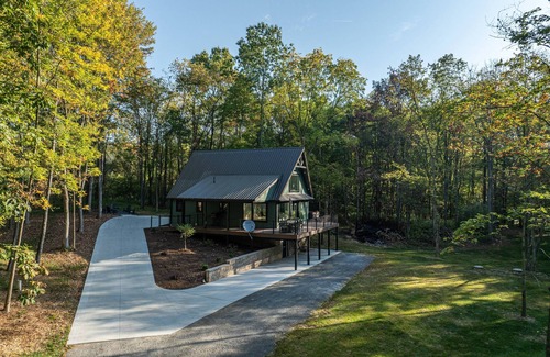 Sugarcreek House | Sleeps 8, hot tub, brand new, secluded, Amish Country