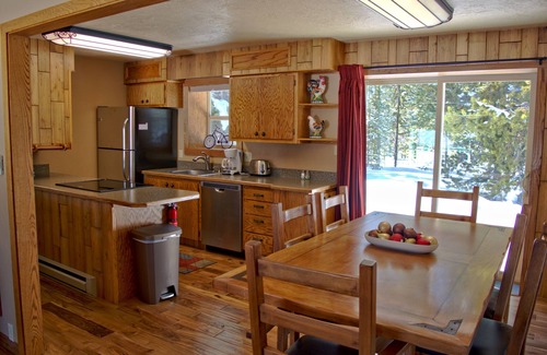 West Yellowstone House | Sleeps 8, In Town, 5 blocks to Yellowstone with A/C and wifi