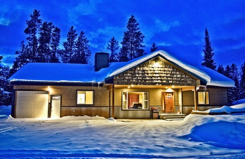West Yellowstone House | Sleeps 8, In Town, 5 blocks to Yellowstone with A/C and wifi