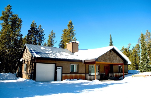 West Yellowstone House | Sleeps 8, In Town, 5 blocks to Yellowstone with A/C and wifi