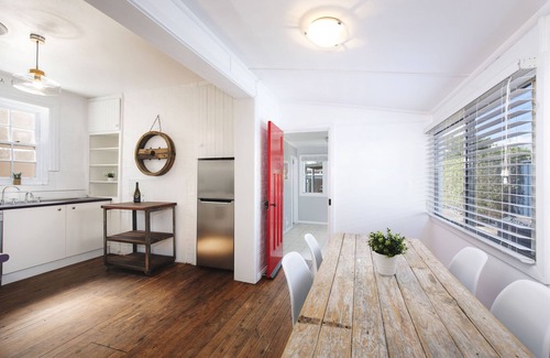 Central Mudgee House | Sleeps 8: King bed, 2 queen beds, 1 double sofa bed - 5 min walk to town centre