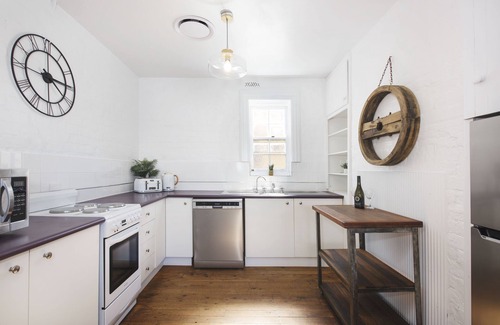 Central Mudgee House | Sleeps 8: King bed, 2 queen beds, 1 double sofa bed - 5 min walk to town centre