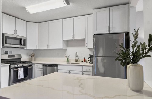 Crystal City Apartment | Sleeps 8|King Bed|Metro Access|Parking|Balcony