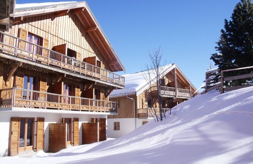 La Toussuire Condo | Sleeps 8! Mountain Adventure + FREE Shuttles