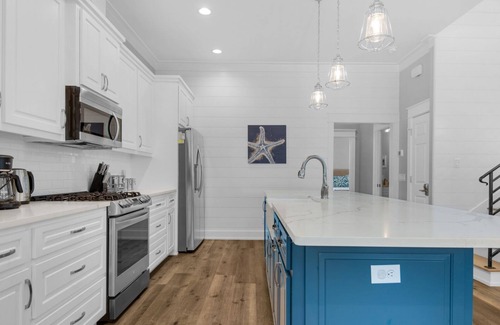 Seagrove Beach House | Sleeps 8, Pool, Minutes to Beach + Free Dolphin Cruise!