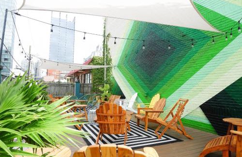 Rutledge Hill House | Sleeps 8 Stylish SoBro Suites Walk to Dining Drinks More – by AvantStay