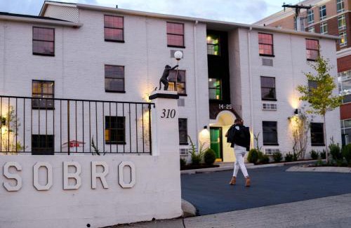 Rutledge Hill House | Sleeps 8 Walkable SoBro Suites w Local Art Vibes – by AvantStay