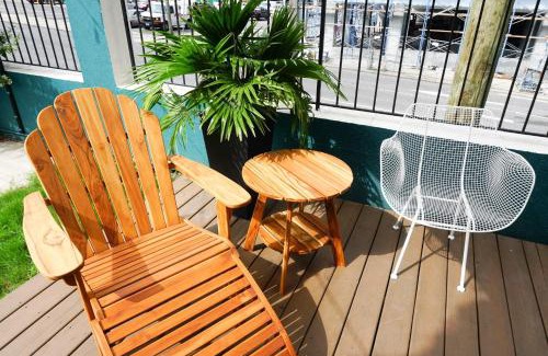 Rutledge Hill House | Sleeps 8 Walkable SoBro Suites w Local Art Vibes – by AvantStay