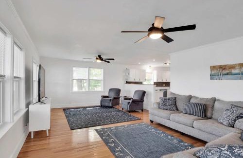 Ridgeway House | Sleeps 8 Waterfront Dock Dog Friendly Grill
