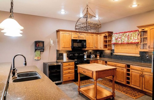 Garden City House | Sleeps a maximum of 24 guests. This 4100 square foot cabin consists of 5 bedrooms and 3 full bath.