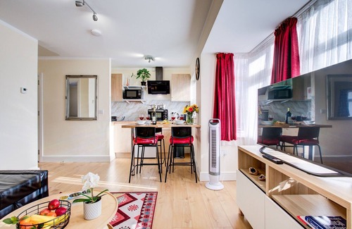 Ponders End Apartment | Sleeps4-FreeParking-Pets-Wifi-Tottenham Stadium