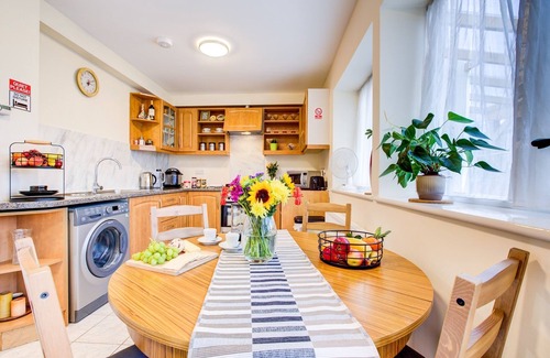Ponders End Apartment | Sleeps4-FreeParking-Pets-Wifi-Tottenham Stadium